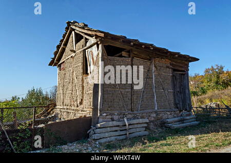 Vista da un vecchio abbandonato edificio di fieno nei pressi del villaggio di Zhrebchevo, Bratsigovo comune, montagne Rodopi, Bulgaria Foto Stock