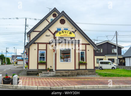 Biei, Giappone - Luglio 1, 2019. Case di Biei township di Hokkaido, Giappone. Biei è un piccolo paese circondato da un pittoresco paesaggio leggermente ondulato hi Foto Stock