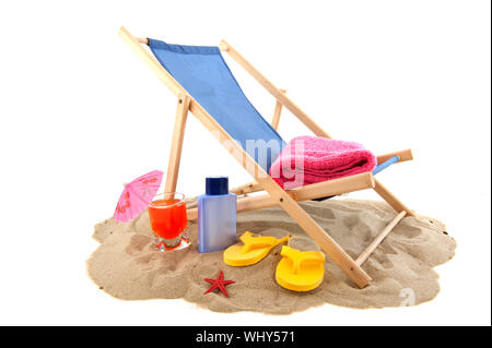 Spiaggia con sedia relax bere flip flop per le vacanze Foto Stock