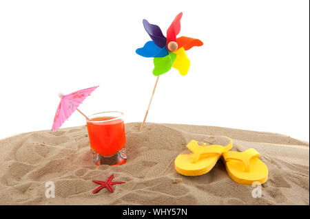 Spiaggia per vacanza con flip flop giocattoli e bevande Foto Stock