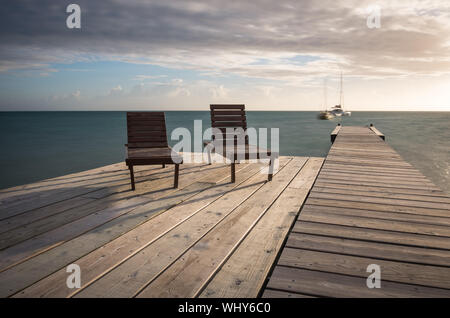 Mattina sul molo dei Caraibi in Caye Caulker, il Belize. Foto Stock