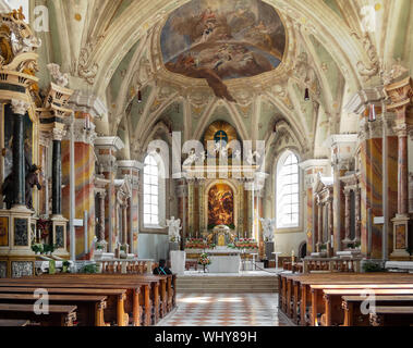 Bressanone - BRESSONONE, Italia - 31 agosto 2019: vista dentro la Cattedrale che mostra l'altare barocco di Theodor Benedetti. Foto Stock