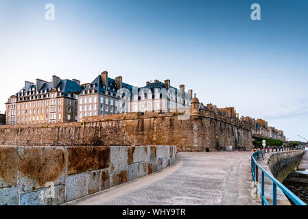 Vista della città murata di Saint Malo dal porto al tramonto. Brittany, Francia, Europa Foto Stock