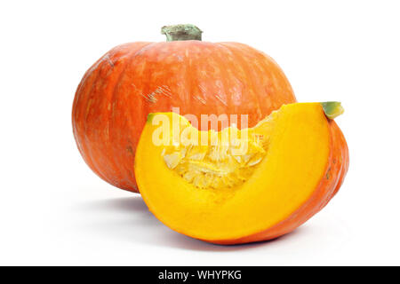 Fetta di una zucca, isolate su uno sfondo bianco. Foto Stock