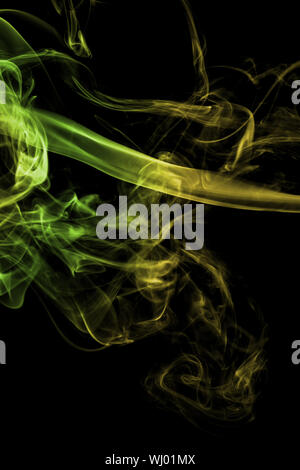 Fumo verde su uno sfondo nero. Foto Stock