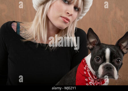 Closeup Ritratto di giovane e bella donna con il Bulldog su sfondo colorato Foto Stock