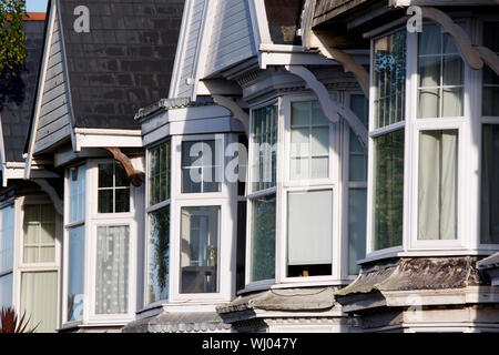 Alloggiamento superiore windows in una schiera edoardiana street Foto Stock