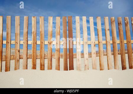 Staccionata in legno a beach contro il cielo nuvoloso Foto Stock