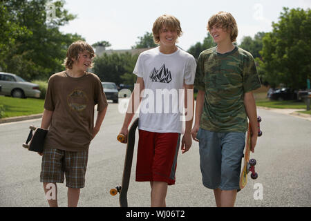 Felice giovani ragazzi con skateboard camminando sulla strada Foto Stock