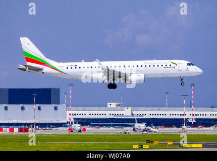 La Bulgaria Air Embraer EMB-190-100IGW (LZ-VAR) a Malpensa (MXP / LIMC), Milano, Italia Foto Stock