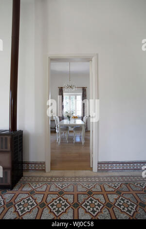 Vista della sala da pranzo dalla porta negli anni cinquanta a townhouse Foto Stock