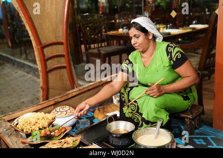 Colombo, Sri Lanka. 2 Sep, 2019. Una donna rende Konda Kavum, dessert tradizionale in Sri Lanka fatta con farina di riso, e sciroppo di latte di cocco, in un albergo a Colombo, Sri Lanka, Sett. 2, 2019. Credito: codolo Lu/Xinhua/Alamy Live News Foto Stock