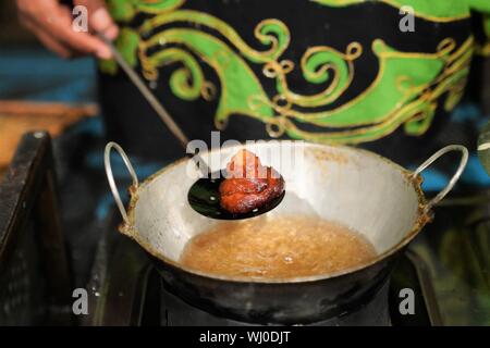 Colombo, Sri Lanka. 2 Sep, 2019. Una donna rende Konda Kavum, dessert tradizionale in Sri Lanka fatta con farina di riso, e sciroppo di latte di cocco, in un albergo a Colombo, Sri Lanka, Sett. 2, 2019. Credito: codolo Lu/Xinhua/Alamy Live News Foto Stock