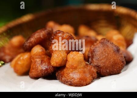 Colombo, Sri Lanka. 2 Sep, 2019. Konda Kavum, dessert tradizionale in Sri Lanka fatta con farina di riso, e sciroppo di latte di cocco, sono visualizzati in un albergo a Colombo, Sri Lanka, Sett. 2, 2019. Credito: codolo Lu/Xinhua/Alamy Live News Foto Stock