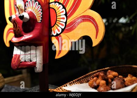 Colombo, Sri Lanka. 2 Sep, 2019. Konda Kavum, dessert tradizionale in Sri Lanka fatta con farina di riso, e sciroppo di latte di cocco, sono visualizzati in un albergo a Colombo, Sri Lanka, Sett. 2, 2019. Credito: codolo Lu/Xinhua/Alamy Live News Foto Stock