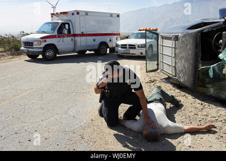 Poliziotto impulso di controllo di car crash vittima Foto Stock