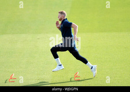 L'Inghilterra del Ben Stokes durante una sessione di reti a Old Trafford, Manchester. Foto Stock