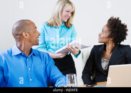 Felice multi etnico persone business comunicare gli uni con gli altri Foto Stock
