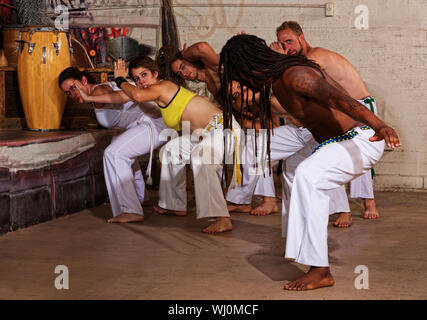 Un gruppo di studenti di Capoeira con il maestro Foto Stock