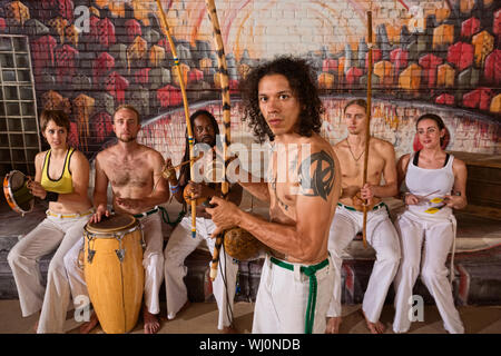 Bello il Latino Capoeira expert con strumenti musicali Foto Stock