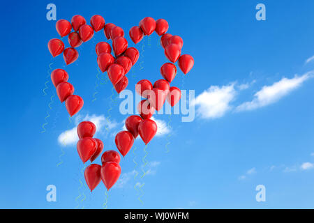 Palloncini fluttuante nel cielo con forma di cuore Foto Stock