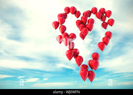 Palloncini fluttuante nel cielo con forma di cuore Foto Stock