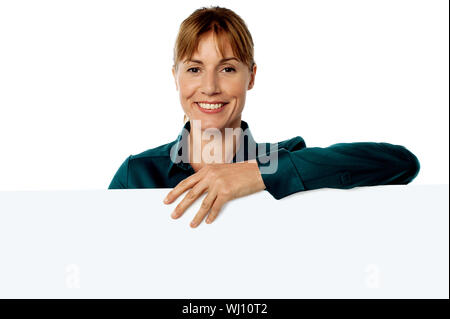 Bella Signora in posa da dietro whiteboard Foto Stock