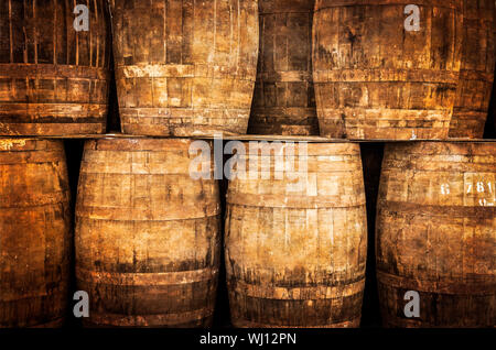 Impilate i barili di whisky in bianco e nero in stile vintage Foto Stock