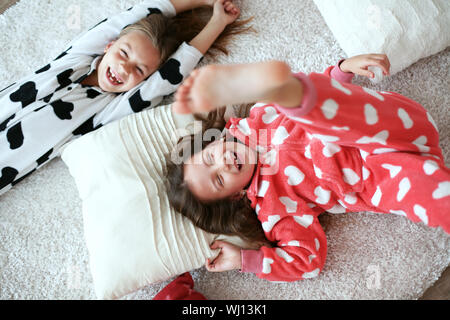 I bambini in morbido e caldo pigiama giocare in casa Foto Stock