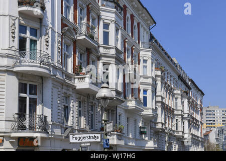 Vecchio edificio, antica facciata di edificio, vecchie facciate di edifici, vecchi edifici, piatto in un vecchio edificio, appartamenti in un antico edificio, vista, architettura, esterno Foto Stock