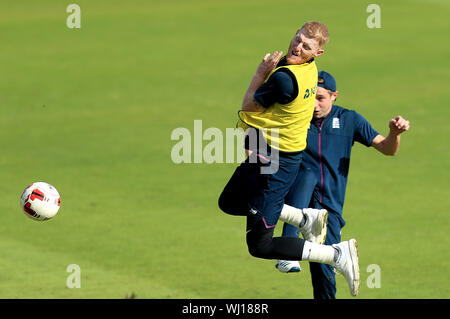 L'Inghilterra del Ben Stokes gioca a calcio durante una sessione di reti a Old Trafford, Manchester. Foto Stock