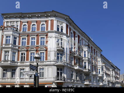 Vecchio edificio, antica facciata di edificio, vecchie facciate di edifici, vecchi edifici, piatto in un vecchio edificio, appartamenti in un antico edificio, vista, architettura, esterno Foto Stock