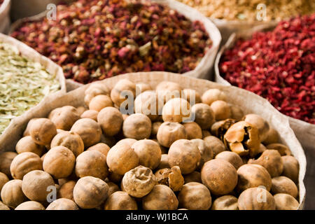 I UAE Dubai, molti tipi diversi di spezie per la vendita presso le Spice Souk di Deira Foto Stock