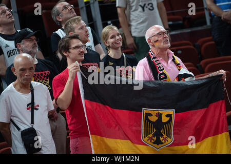 Shenzhen, Cina. 03Sep, 2019. Basket: WM, Germania - Repubblica Dominicana, turno preliminare, gruppo G, seconda giornata alla Baia di Shenzhen centro sportivo. Ventole con la bandiera tedesca stand nelle loro sedi presso l'inno nazionale. Credito: Swen Pförtner/dpa/Alamy Live News Foto Stock