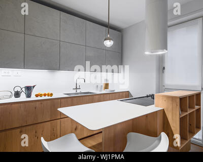 Scatti di interni di una moderna cucina in legno in primo piano la kitcehn isola Foto Stock