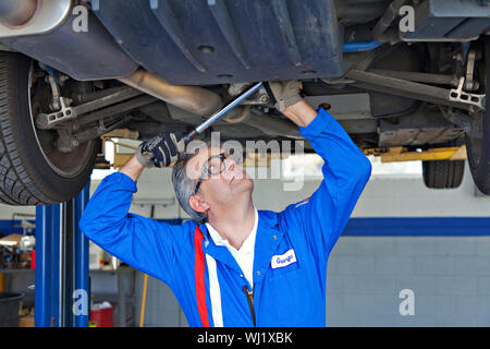 Mechanic riparare la vettura con una chiave inglese Foto Stock