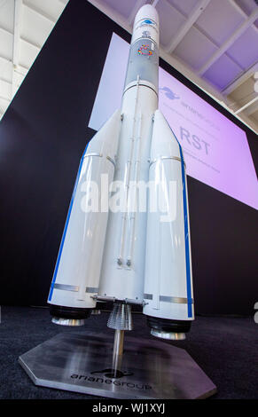 Rostock, Germania. Il 30 agosto, 2019. Il modello della nuova Ariane 6 Launcher. Ariane 6 è un dispositivo di lancio europeo e viene sviluppato per un carico utile di 5 a 11,5 tonnellate. A seguito della riunione del Consiglio dell'ESA Il 17 aprile 2019, Arianespace ha ordinato la produzione dei primi 14 Ariane 6. Il volo inaugurale per un Ariana 6 rocket è prevista per il mese di luglio 2020. Credito: Jens Büttner/dpa-Zentralbild/ZB/dpa/Alamy Live News Foto Stock