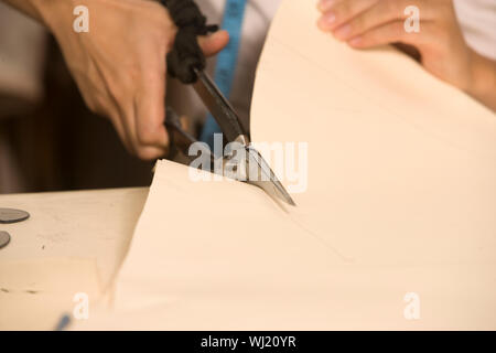 Immagine ritagliata del designer di moda panno di taglio Foto Stock