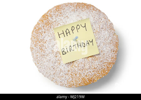 Angolo di alta vista del "Buon compleanno" nota su zucchero a velo pan di spagna Foto Stock