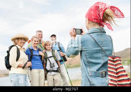 La ragazza di bandana fotografare la famiglia mentre escursionismo Foto Stock