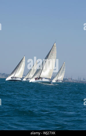 Vista di quattro barche in competizione in team evento in barca a vela Foto Stock