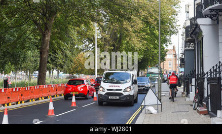 Brighton, Regno Unito. 3 Sep, 2019. I ciclisti a prendere il marciapiedi intorno a Grand Parade durante la congestione del traffico in Brighton questa mattina come lavoro avviene sulla nuova valle Gardens road system . Il led del consiglio regime è volto a migliorare la sicurezza stradale, dell'inquinamento atmosferico e di offrire di più piste ciclabili nella zona tra la Chiesa di St Peters e il lungomare ed è dovuto per il completamento nel settembre 2020. Credito: Simon Dack/Alamy Live News Foto Stock