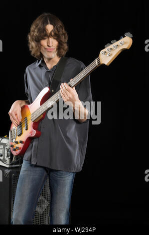 Uomo caucasico suonare la chitarra elettronica isolate su sfondo nero Foto Stock