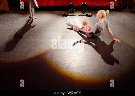 Giovane donna sul palco Foto Stock