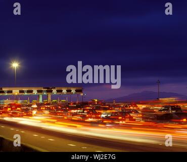 Dorsi di coda di traffico al casello autostradale in California Foto Stock