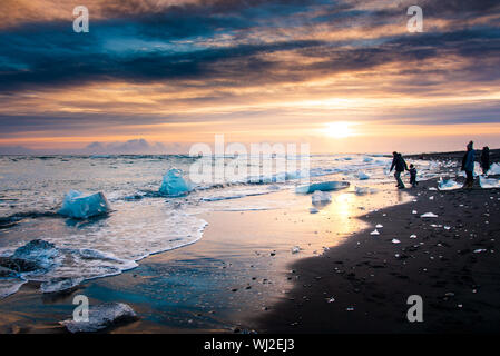 Bel tramonto sulla spiaggia di diamante in Islanda con drammatica sky Foto Stock