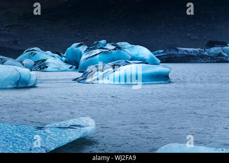 Iceberg fluttuanti al ghiacciaio Solheimajokull vicino a Vik nel sud dell'Islanda Foto Stock