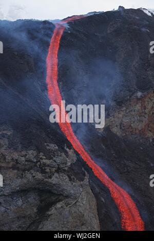 Di lava fusa fluisce dal Fimmvorduhals Eyjafjallajokull Islanda Foto Stock