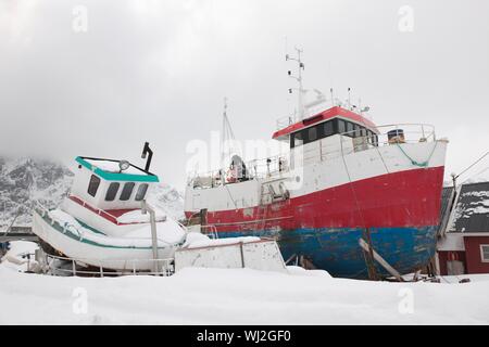 Barche da pesca in Sund Flakstadoya Loftofen Norvegia Foto Stock