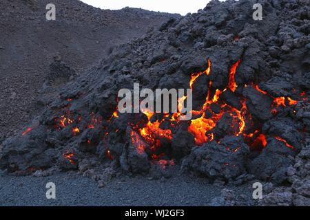 Incandescente fusa roccia vulcanica di Eyjafjallajokull Fimmvorduhals in Islanda Foto Stock